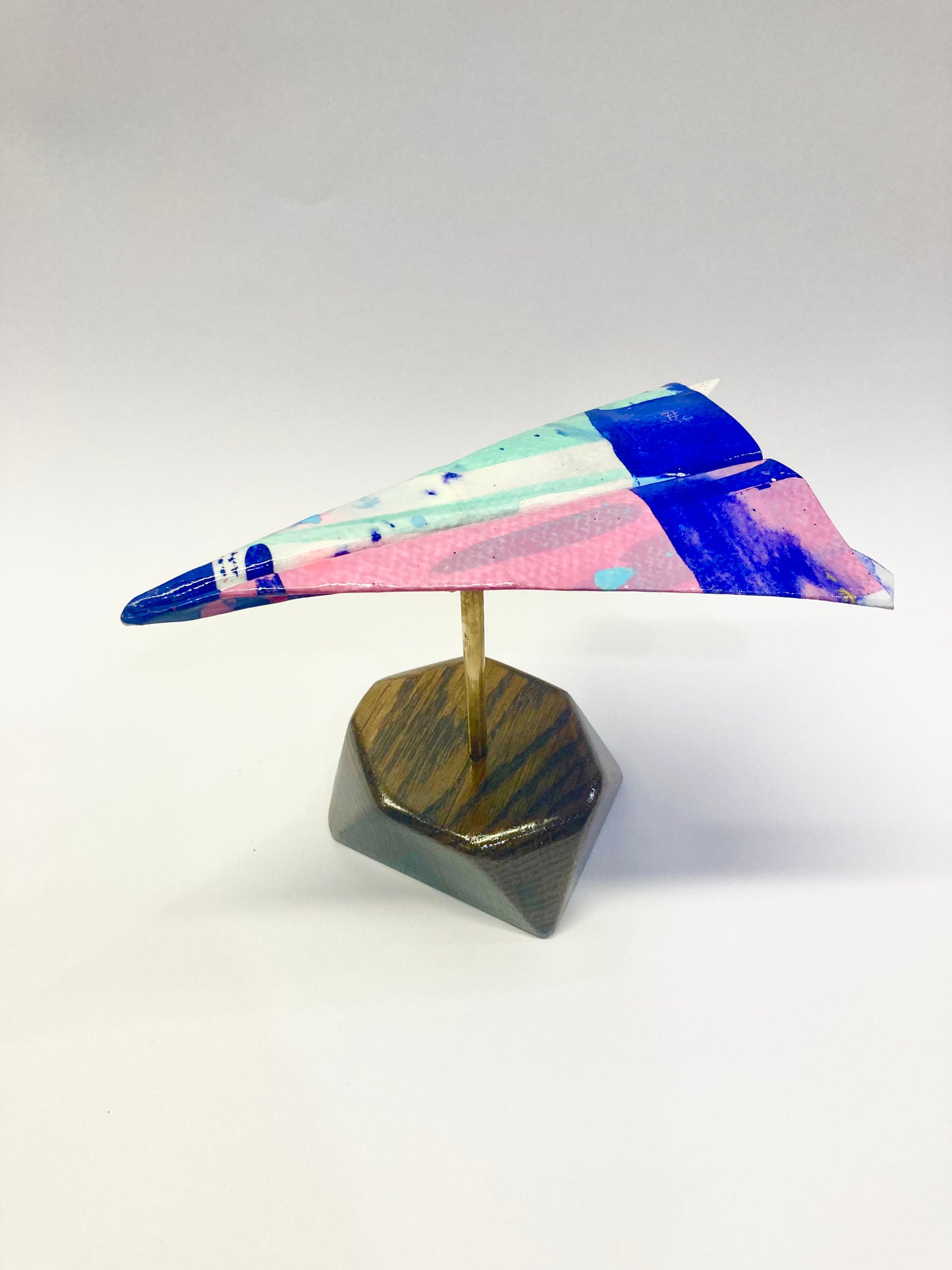 Freefall figurines, paper airplanes